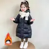 Casaco Longo de Penas para Meninas Inverno 2026 Novo Tendência Chique com Capuz Leve Casaco de Bebê Estilo Outono/Inverno
