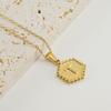 Nuevo colgante de letra hexagonal de acero de titanio de moda europea y americana transfronteriza, collar de acero inoxidable con 26 letras en inglés para mujer, venta al por mayor