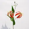 Lirios de llama de un solo tallo y dos cabezas, con una textura suave y aterciopelada, son flores artificiales adecuadas para la decoración del hogar, textiles suaves, arreglos de boda y exhibiciones de estudio fotográfico.