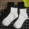 Meias Unissex para Todas as Estações Estilo Tiktok, Meias de Basquete Cano Médio e Cano Alto, Meias Esportivas Longas Outono e Inverno, Meias Sociais Brancas Puras