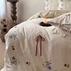 Conjunto de cuatro piezas de estilo francés vintage y juvenil, tejido con hilos de colores de algodón y lino, bordado floral, con fundas de almohada de encaje floral pequeño y sábana doble.