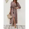 Foto Real de Vestido Bohemio Estampado de Rayón con Mangas Tres Cuartos y Cintura Ceñida, Adecuado para Viajes y Vacaciones, con Cierre de Botones al Frente y Diseño Listo para la Playa