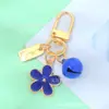 Llavero de Metal Pequeña Flor Estilo Ins con Goteo de Aceite Doble Cara con Etiqueta Pequeña y Cascabel Colgante para Bolsa de Auriculares de Niñas