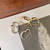 Aretes de metal huecos con forma de gota de agua chapados en oro latón, simples, estilo frío ins, elegantes europeos y americanos, combinan con todo para mujer