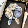 Nuevo pañuelo cuadrado de seda de 70 cm para mujer, moda primavera/verano, versátil, tacto de alta gama, pañuelo fino protector solar para todas las estaciones