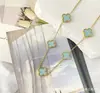 Collar de trébol de cuatro hojas y cinco flores, acero de titanio, chapado en oro de 18 quilates, superventas en transmisiones en vivo, moderno y versátil para mujer, cadena de clavícula de estilo coreano simple, venta al por mayor