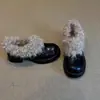 Novos Sapatos Peludos de Corte Profundo com Solado Grosso Estilo Francês Suave com Design de Nicho e Salto Grosso Estilo Britânico para Mulheres - Outono e Inverno de 2026
