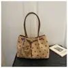 Bolso tote de lunares estilo coreano para otoño e invierno, bolso de hombro casual vintage de gran capacidad con colgante de cachorro, bolso versátil para el hombro para el día a día