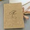 Invitación de boda vintage de terciopelo color camello con impresión en relieve, tarjeta de respuesta con código QR de forma especial, invitación de boda