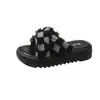 Novas Pantufas Femininas de Solado Grosso 2026, Tamanho Grande, Xadrez Jeans, Tira Cruzada, Estilo Europeu e Americano, Sandálias Casuais para Exterior