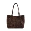 Bolso tote grande de moda con estampado de leopardo 2026, adecuado para el uso diario, bolso de hombro y se puede llevar bajo el brazo; un bolso de mujer elegante y moderno
