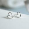 Aretes de Plata Esterlina s925 Recortados Esmerilados en Forma de Corazón Pequeños Mini Niña Japonesa Coreana 9080