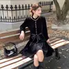 Jiu Yue Wu 2026 Outono/Inverno Novo Vestido Longo Preto de Veludo com Manga Longa, Estilo Francês Inspirado em Hepburn, com Tecido Transparente Ajustado