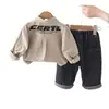 Conjunto de Primavera y Otoño para Niños 2026 Ropa de Nuevo Estilo Chaqueta Elegante para Niños Conjunto de Tres Piezas de Manga Larga para Bebé Moderno