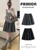 Falda Corta de Lana Gris Oscuro con Capullos Florales para Mujer Otoño Nueva Llegada Petite Cintura Alta Holgada Moldeadora Falda de Línea A