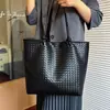Bolso de mano tejido de nicho transfronterizo para mujer, nuevo diseño de moda 2026, para el trabajo, simple, gran capacidad, bolso de mano, bolso de hombro