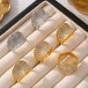 Moda europea y americana retro adornos de mano micro incrustados con diamante completo cóncavo acero de titanio chapado en oro real de 18k lujo ligero anillo de dedo para comida al por mayor