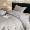 Juego de cuatro piezas de terciopelo de leche tallado para otoño e invierno, sábanas cálidas, funda de edredón y sábana bajera para el dormitorio principal, creando una experiencia de ropa de cama lujosa y sofisticada