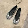 Versión de Piel de Vaca del Mismo Estilo Primavera y Otoño 2026 Zapatos de Pezuña de Cerdo con Punta Dividida y Acabado Espejo para Mujer, Boca Baja, Zapatos Planos de Piel Genuina para Combinar con Faldas