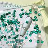 Diamante Tallado Especial de Fondo Plano Esmeralda Cruzado Europeo y Americano Armadura de Palacio Verde Navideño Uña Mariposa Uña de Cristal Joyería