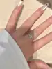 Anel deslumbrante estilo vintage com pedra cor de ovo de pombo, uma peça luxuosa e fashion com toque de alta qualidade, versátil e elegante, apresentando um diamante rosa.