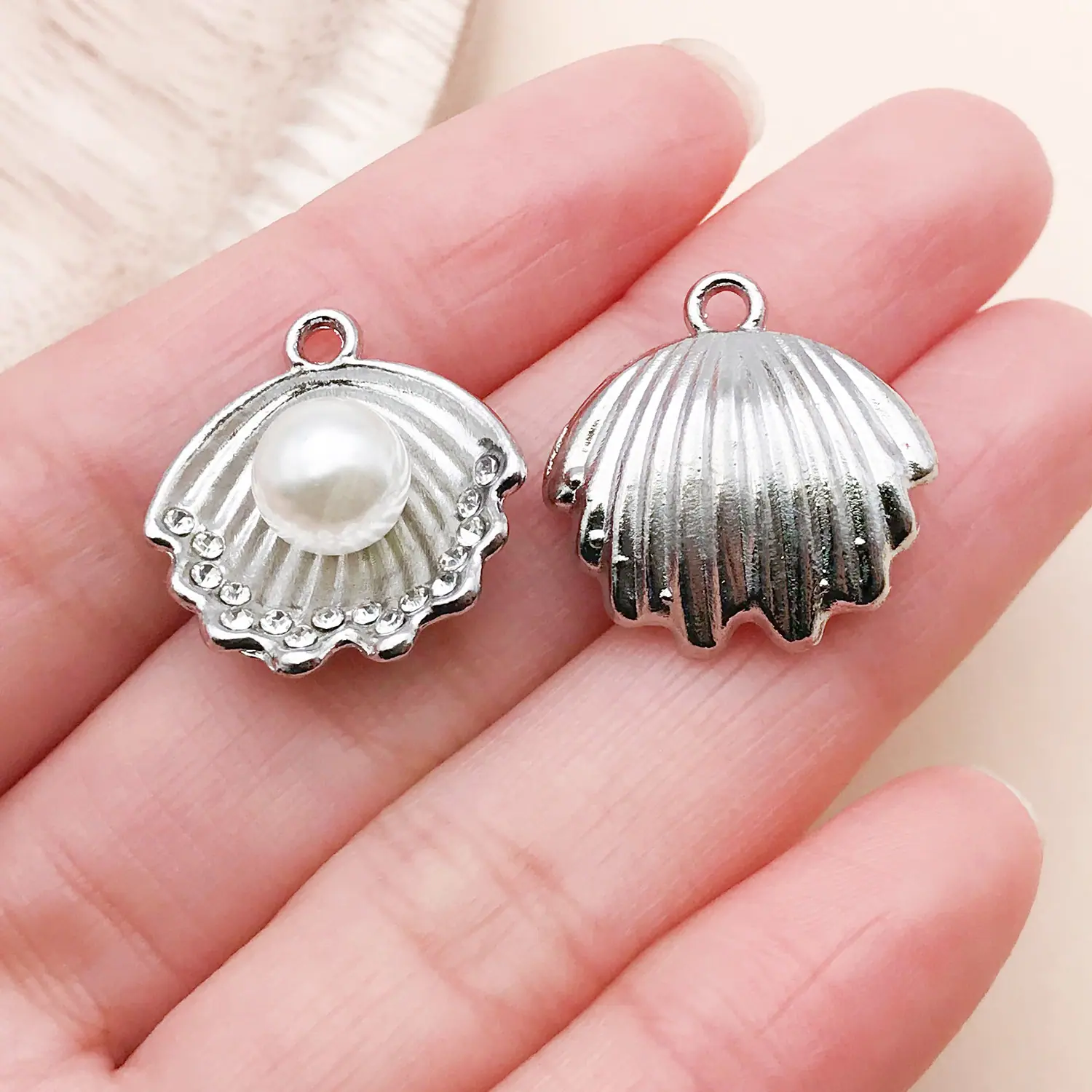 27114-HY2-白k锌合金点钻珍珠贝壳20x20mm-2