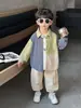 6161 Conjunto de Otoño para Niños 2026 Nuevo Fresco y Elegante Estilo Coreano Conjunto de Tres Piezas de Chaqueta Camisa para Niños Ropa de Primavera y Otoño para Bebé
