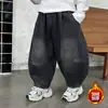 Calça Jeans Forrada com Pelúcia para Meninos Outono Inverno 2026 Novo Estilo Calça de Perna Curva Engrossada para Bebê Calça de Lã Inteira de Inverno para Crianças