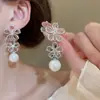 Pendientes de Flor de Perla con Circonita Incrustada de Diamantes de Lujo, Pendientes de Moda de Lujo Ligero y Gama Alta, Pendientes de Estilo Europeo y Americano con un Diseño de Nicho