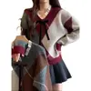 Suéter de punto con cuello en V y patrón de rombos estilo universitario para mujer, nuevo modelo otoño e invierno 2026, adelgazante, top de punto único y chic para mujer