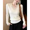 Camisa básica de malha branca com decote em V e detalhes em renda para mulheres, novo estilo outono 2026, justa, modeladora, manga longa