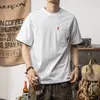 Camiseta de manga corta de dos piezas falsas con bordado pesado y colores contrastantes, estilo casual americano de verano fino con bolsillos, cuello redondo, corte holgado, camiseta de manga corta