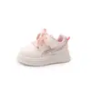 Zapatillas blancas para niños, nuevo modelo otoño 2026, zapatillas de entrenamiento casuales con bloques de color, estilo coreano, zapatillas deportivas con velcro para niños y niñas