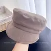 Gorra plana de ala corta de color liso con logo metálico de moda para mujer, elegante y versátil gorra azul marino de otoño con visera suave, elegante gorra de vendedor de periódicos