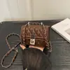 Bolso cuadrado pequeño para mujer, modelo nuevo 2026, con cadena bordada, cierre de broche de patrón de diamante, moderno y a la moda, para llevar al hombro y cruzado.