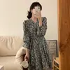 Vestido floral negro estilo francés para la hora del té para mujer, nueva colección primavera/otoño, cuello en V inspirado en Hepburn, ceñido a la cintura, adelgazante y elegante falda línea A