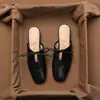 Elegantes mules de punta cerrada estilo nuevo 2026 con cordones y lazo para mujer, pantuflas planas cerradas sin cordones de moda para verano