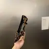 2026 Primavera e Outono Novo Estilo Bico Fino Salto Alto Baixo Estampa de Leopardo Fashion Versátil Elegante para o Trabalho Salto Baixo Salto Gatinho Scarpins