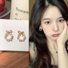 Aretes asimétricos de flor de conejo japonés y coreano para niña 2024 Nuevo diseño de nicho creativo Mori aretes de dibujos animados