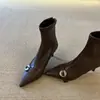 Botas de tacón alto ajustadas de estilo británico únicas para mujer con hebilla de cinturón, punta fina, diseño elegante y cremallera trasera, botas elásticas