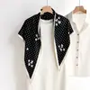 Bufanda Triangular Nueva de Moda con Estampado Floral de Lunares para Mujer, Ropa Exterior de Lujo Ligero, Ligera, Transpirable, Bufanda Triangular de Imitación Seda
