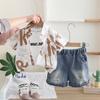 Conjunto de Verão para Bebê Menino 2025 Novo Estilo de Verão Camisa Tie-Dye Bonita com Letra Manga Curta Terno de Três Peças Moderno