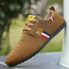 Sapatos de Lona Respiráveis de Tamanho Grande para Homens, Lançamento de Primavera, Sapatos Slip-on Masculinos, Tendência, Cano Baixo, Versátil, Sapatos Casuais para o Trabalho