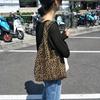 Bolsa com estampa de leopardo, bolsa tipo embarcação, bolsa feminina moderna de pano com estampa de leopardo, bolsa de ombro casual coreana para estudantes, bolsa de lona