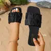 Moda Verão 2025 Estilo Novo Sandálias Planas Antiderrapantes com Design Plissado Preto para Mulheres Usarem Fora, Chinelos de Praia, Estilo de Férias