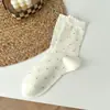 Calcetines blancos para mujer, hechos con algodón de Xinjiang, nuevo estilo otoño/invierno, con borde de volantes y estampado de lunares, longitud a media pantorrilla, estilo coreano, versátiles, modernos y adelgazantes.