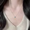 Collar Británico [Diseñador] Turquesa Natural Flor de Cuatro Hojas Exquisito Adorno de Cadena Ligera de Lujo para el Cuello
