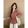Camisa de mujer a cuadros estilo vintage francés con cuello en V y manga larga, nuevo modelo primavera y otoño 2026, entallada a la cintura con cinturón, diseño que estiliza la figura