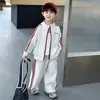 Conjunto de Primavera y Otoño para Niños con Set de Cinta, Nuevo Conjunto Deportivo Elegante de Dos Piezas para Niños 2026, Ropa de Moda para Niños Pequeños
