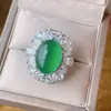 Novo Modelo 2024 Zhuang Shengsheng Joias Base de Cobre Banhada a Ouro Tipo Gelo Fluorescente Corindo Sintético Calcedônia Verde Conjunto 13*18